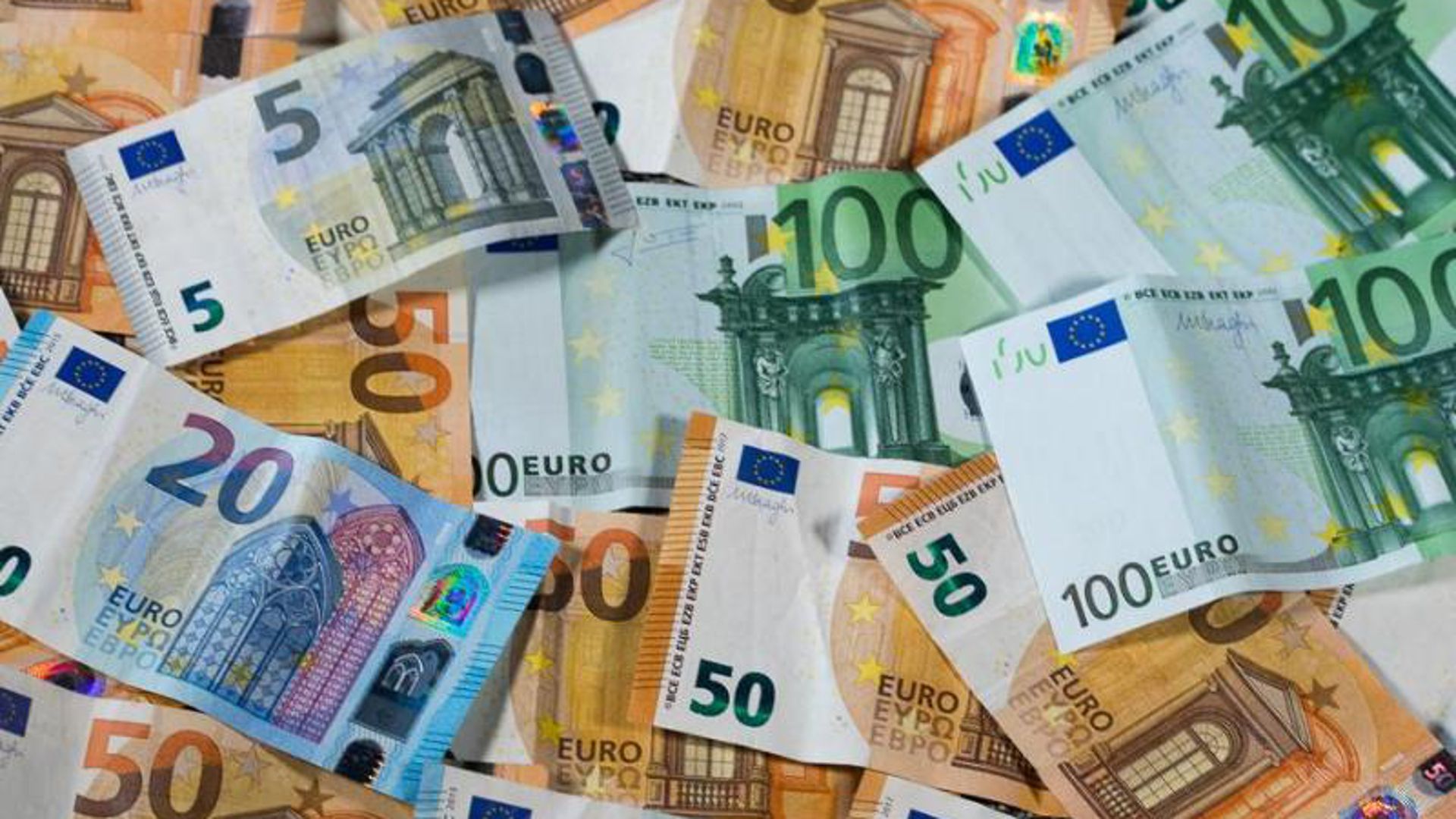 Verschiedene Euro-Geldscheine liegen auf einem Haufen