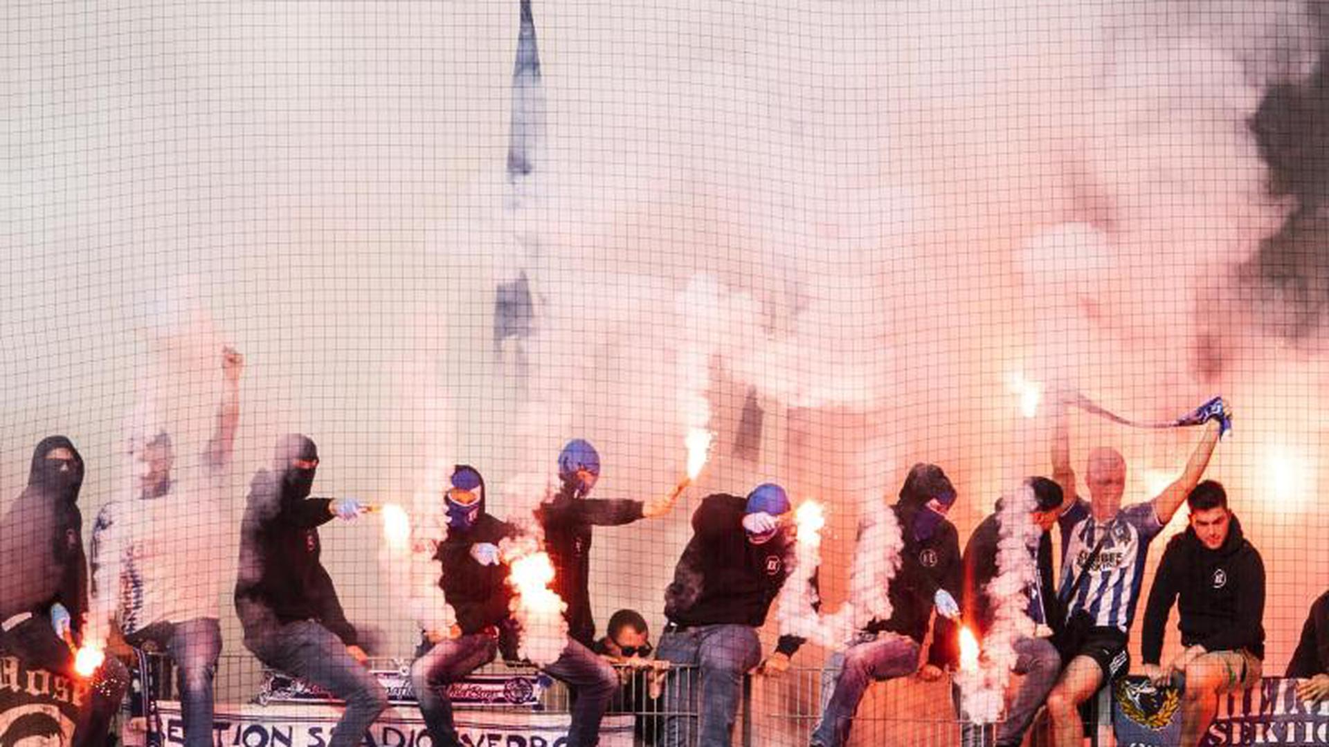 Karlsruher Fans zünden Pyrotechnik