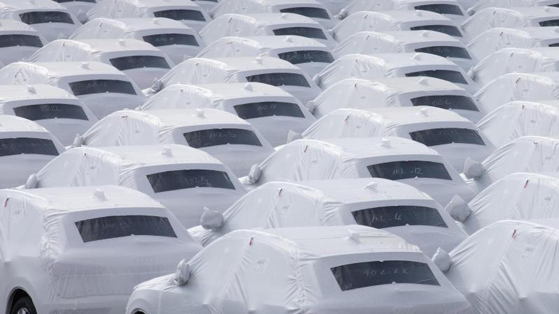 Fahrzeuge des Volkswagen Konzerns stehen im Hafen von Emden