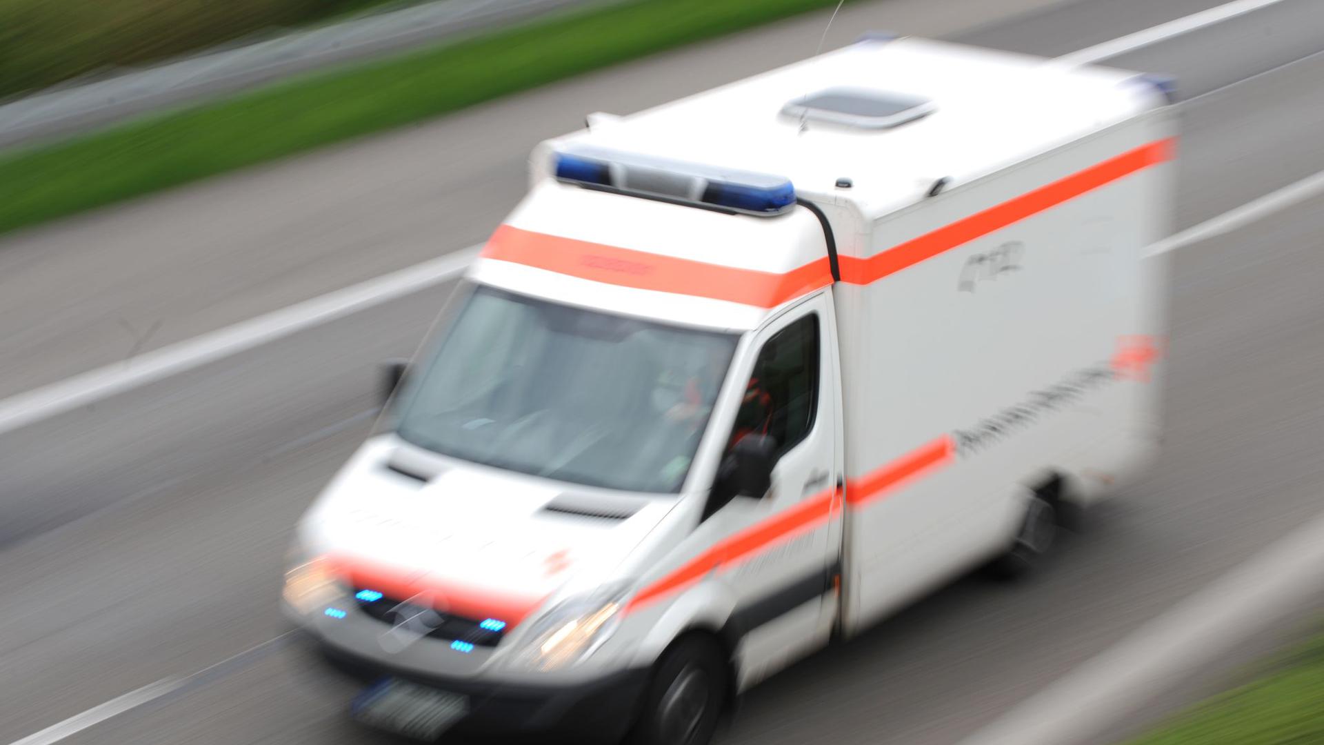 Ein Rettungswagen fährt während eines Einsatzes über eine Autobahn.