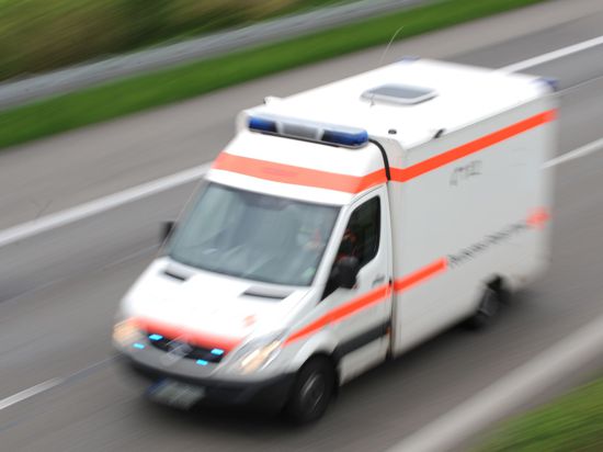 Ein Rettungswagen fährt während eines Einsatzes über eine Autobahn.