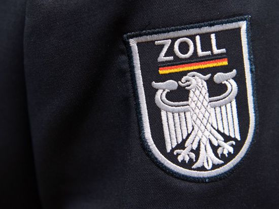 Das Logo der deutschen Zollbehörde ist an einer Uniform zu sehen.