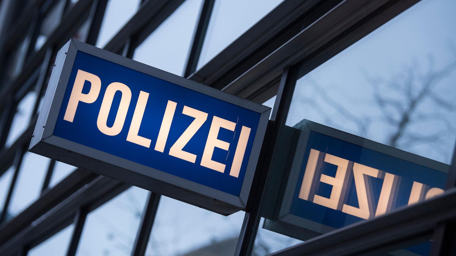Der Schriftzug „Polizei“ ist vor einem Polizeirevier zu sehen.