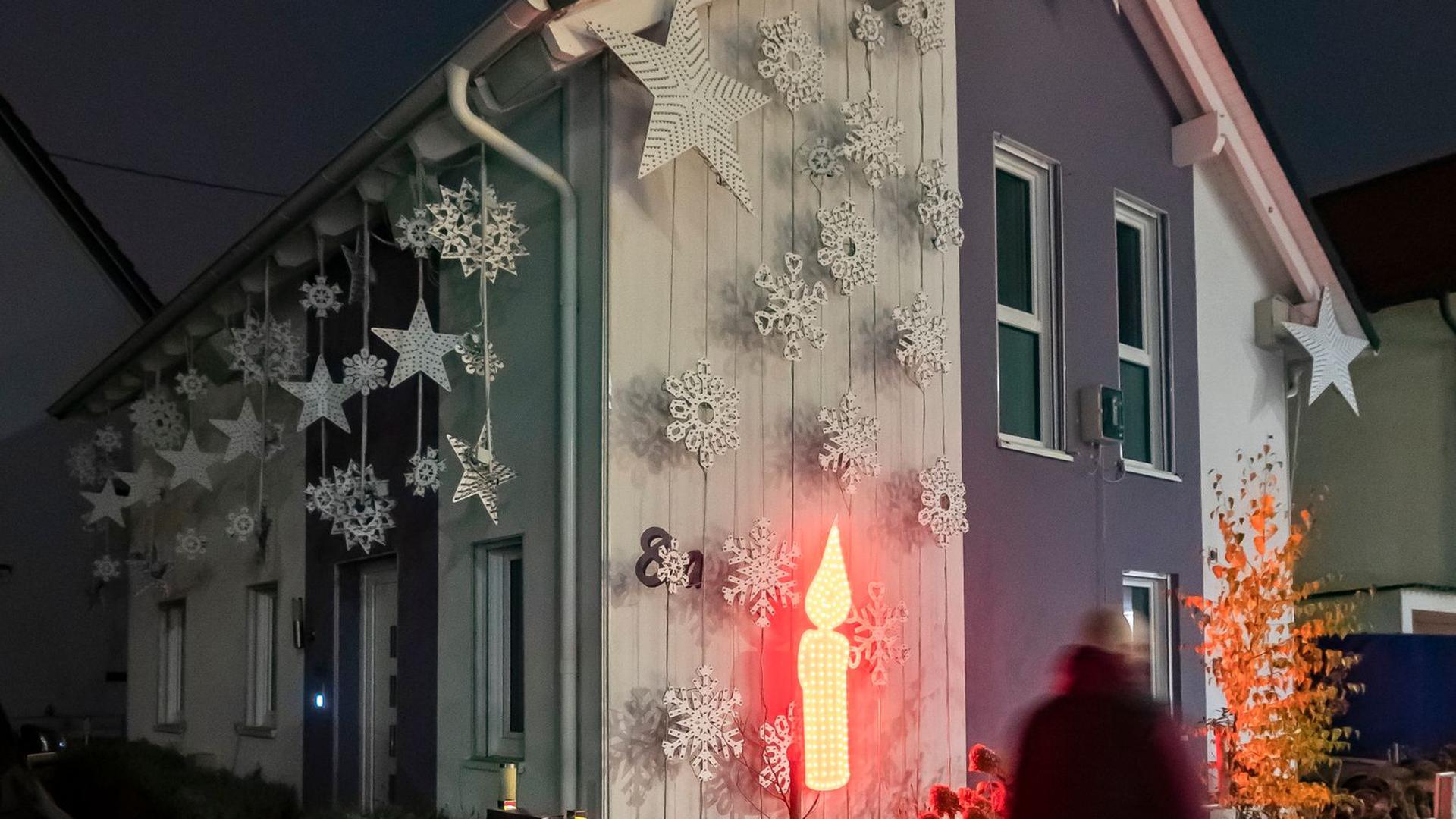 Am Haus von Thorsten Grüger ist von ihm eine rot leuchtende LED Kerze angebracht.