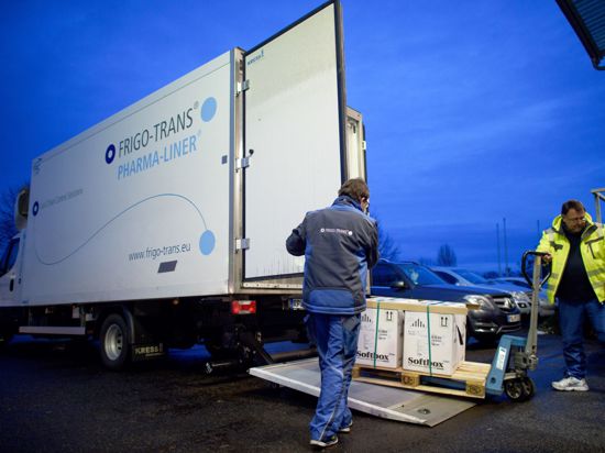 Entladung eines Kühllastwagens mit Impfdosen von Biontech/Pfizer in einem Logistikzentrum.