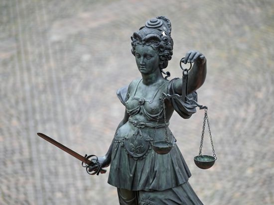 Die Statue der Justitia mit einer Waage und einem Schwert in der Hand ist zu sehen.
