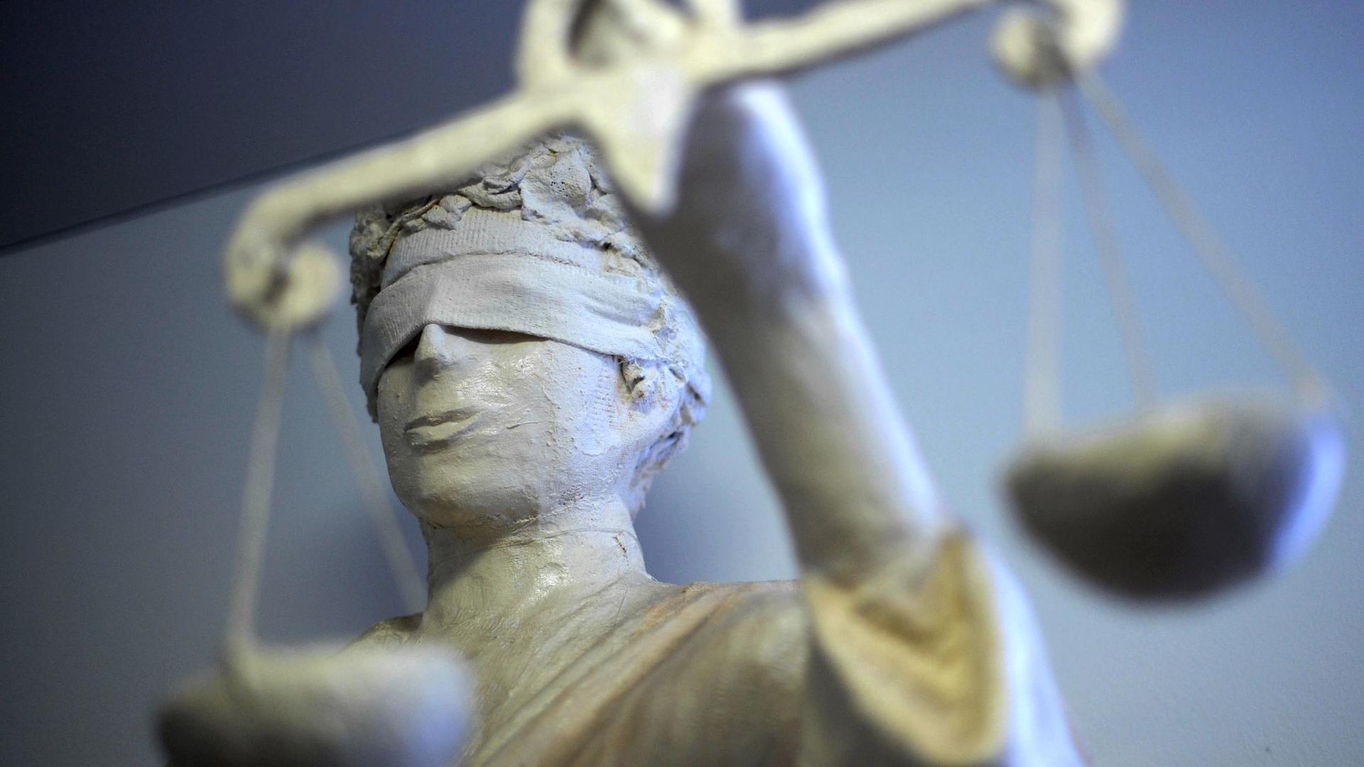 Die Statue Justitia ist im Amtsgericht Hannover zu sehen.