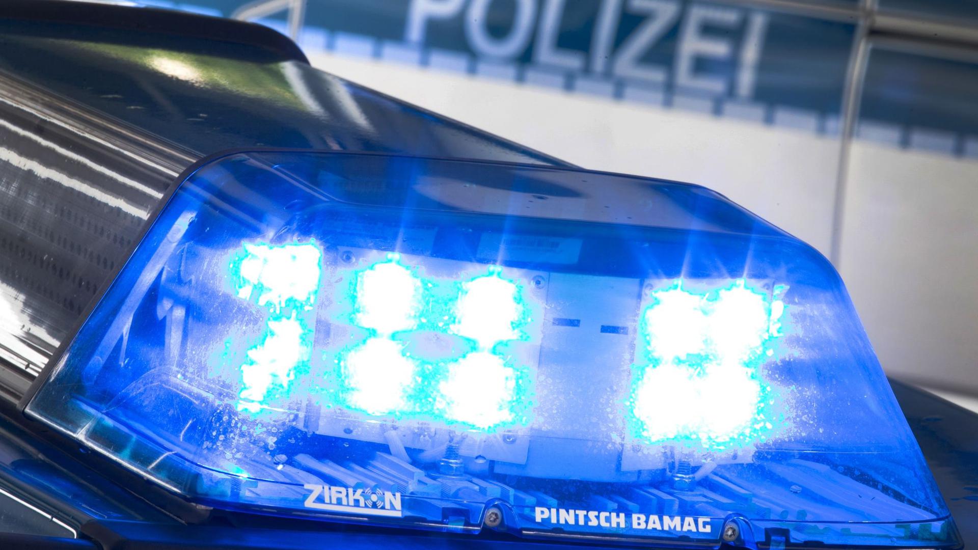 Leuchtendes Blaulicht auf Polizeiwagen. 