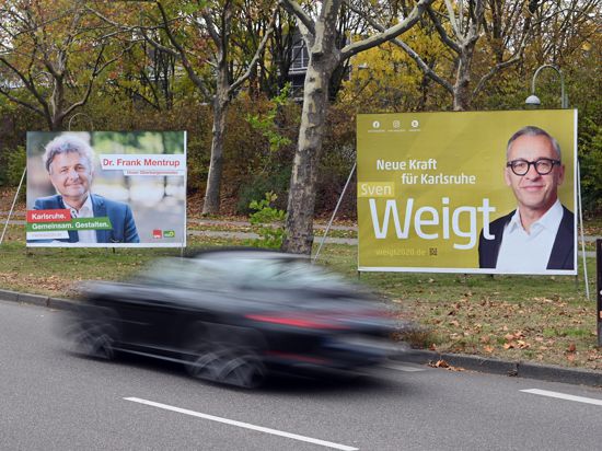 10.11.2020, Baden-Württemberg, Karlsruhe: In der Innenstadt stehen Wahlplakate zur Oberbürgermeisterwahl von Frank Mentrup (der für SPD und Bündnis 90/ Die Grünen antritt), amtierender Oberbürgermeister, und Sven Weigt (der für CDU und FDP antritt). Die Wahl soll am 6. Dezember 2020 stattfinden. (zu dpa: «Karlsruher wählen neuen Oberbürgermeister») Foto: Uli Deck/dpa +++ dpa-Bildfunk +++
