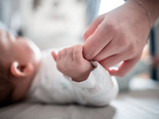 ARCHIV - 30.12.2019, Nordrhein-Westfalen, Oberhausen: Ein Baby klammert sich an den Finger seiner Mutter. (Zu dpa „Geburtenzahl: Leichter Rückgang in den ersten drei Quartalen 2020") Foto: Fabian Strauch/dpa +++ dpa-Bildfunk +++