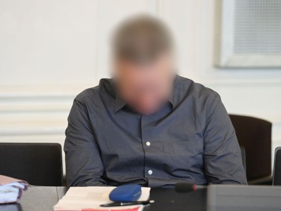 Der Angeklagte wartet auf den Beginn des Prozesses im Landgericht Karlsruhe. Ihm wird vorgeworfen, einen Sprengstoffanschlag auf eine dm-Filiale verübt und weitere Anschläge angedroht zu haben.