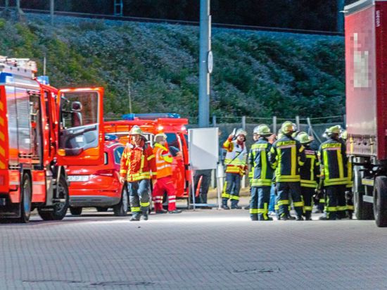 Ein Gefahrguteinsatz in einer Spedition in der Karlsruher Oststadt hat am Dienstagabend ein Großaufgebot an Einsatzkräften beschäftigt.