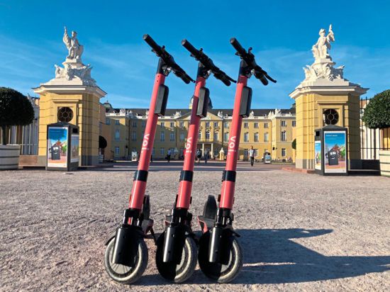 Der erste Verleiher für E-Scooter in Karlsruhe geht an diesem Freitag an den Start: Mit dem schwedischen Anbieter VOI einigte man sich auf die Regeln für den Verleih, teilte die Stadtverwaltung am Donnerstag mit.