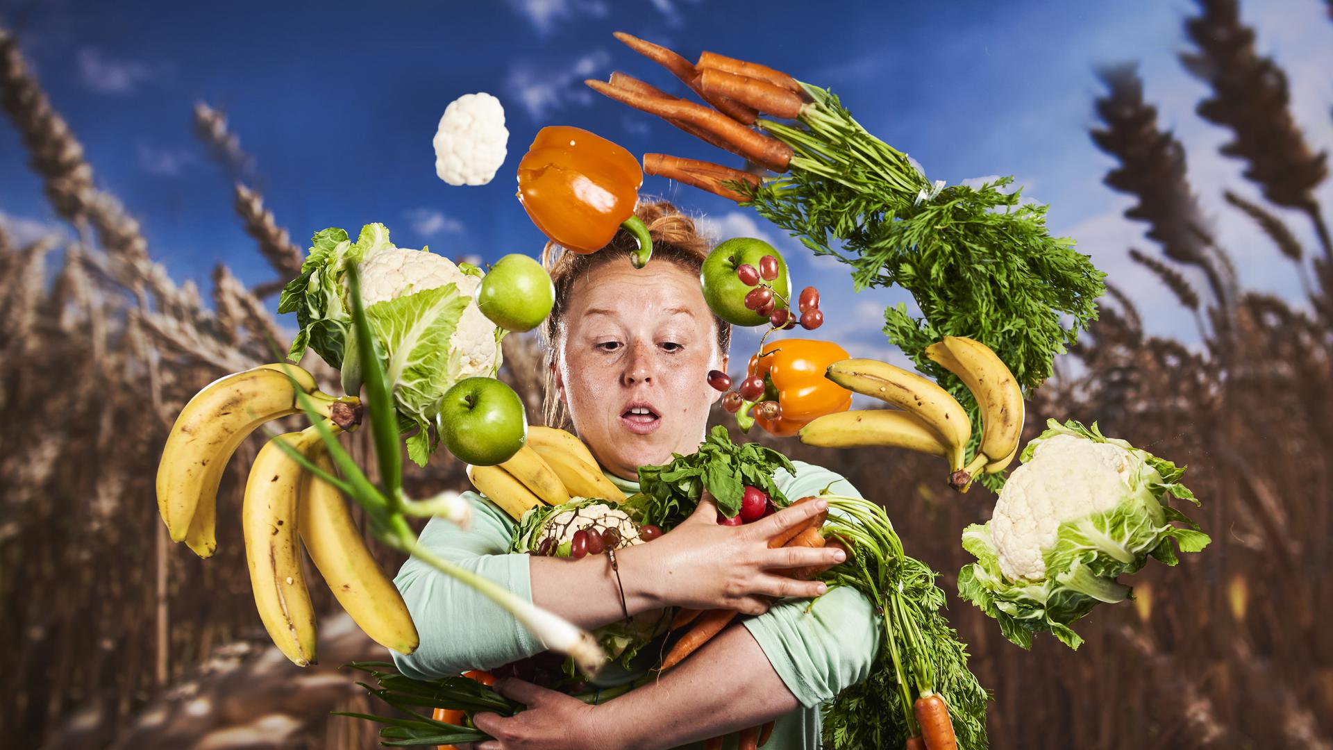 Gemüse, Obst und mehr: Eine Collage zum Thema Essen entsteht am 15. Januar im Badischen Staatstheater in Karlsruhe.