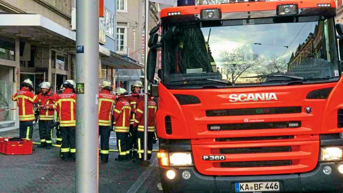 Insgesamt waren fast 50 Feuerwehrleute in der Nacht von Montag auf Dienstag in der Karlsruher Innenstadt im Einsatz.