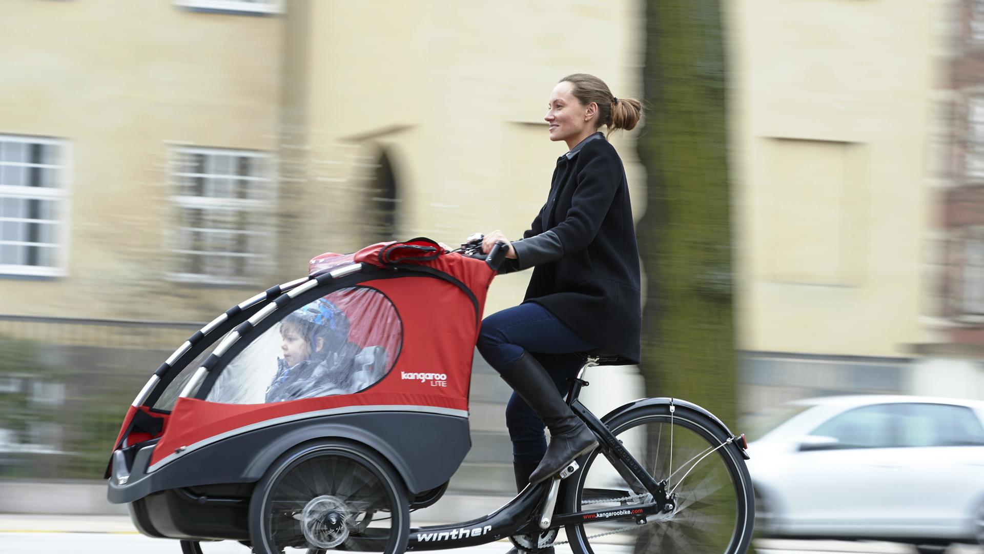 Auch in der Stadt ist man als Familie mit einem E-Lastenrad optimal unterwegs.