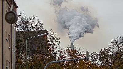 Der Rauch über Block 8 des Rheinhafen-Dampfkraftwerks (RDK 8) erscheint in seltenen Fällen gelblich getrübt. Diese Aufnahme stammt vom 8. November 2019.