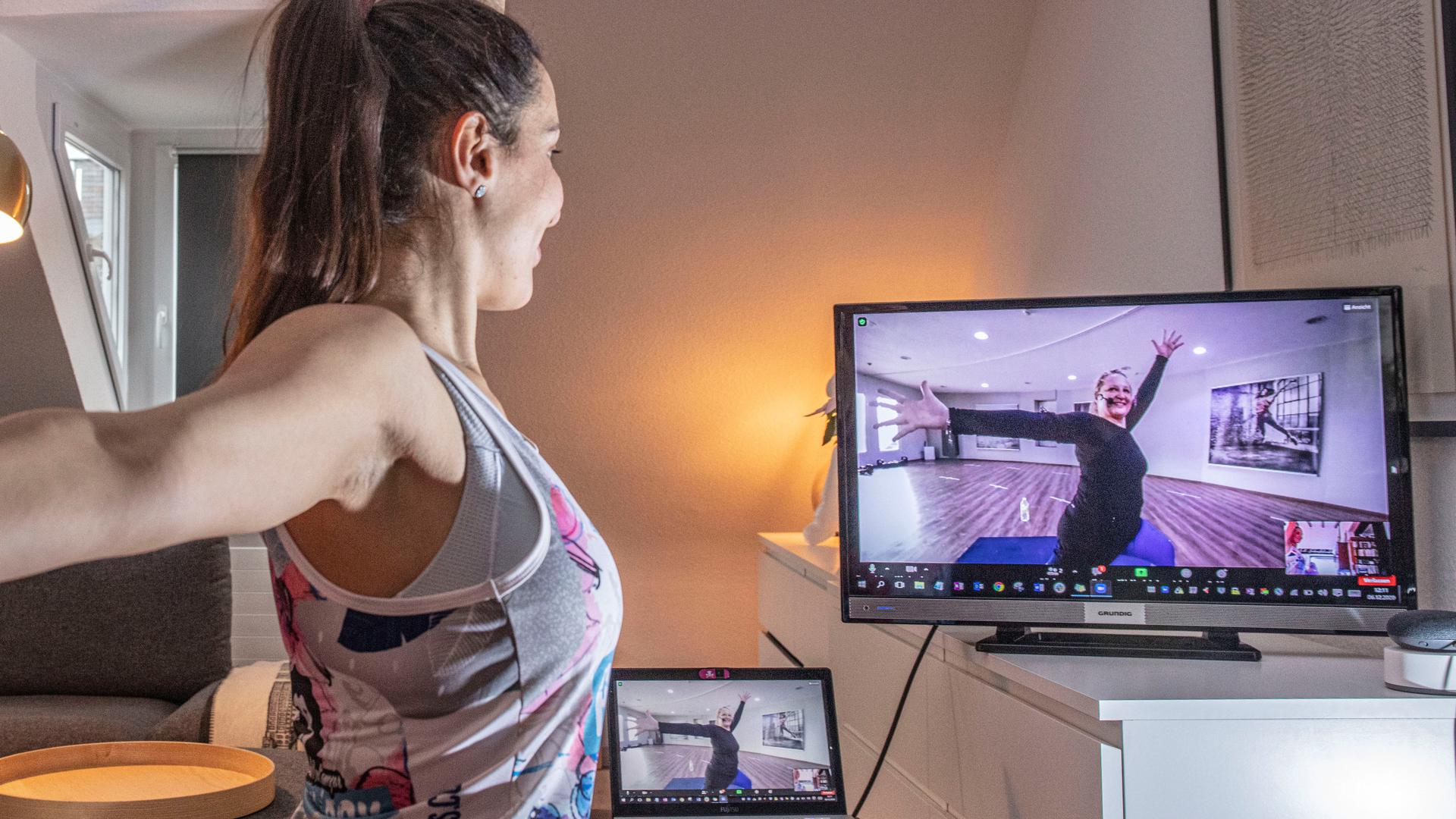 Fit am Bildschirm: Eine junge Frau macht einen Video-Fitnesskurs