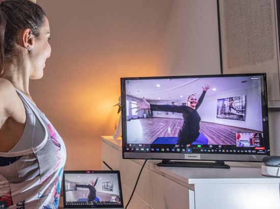 Fit am Bildschirm: Eine junge Frau macht einen Video-Fitnesskurs