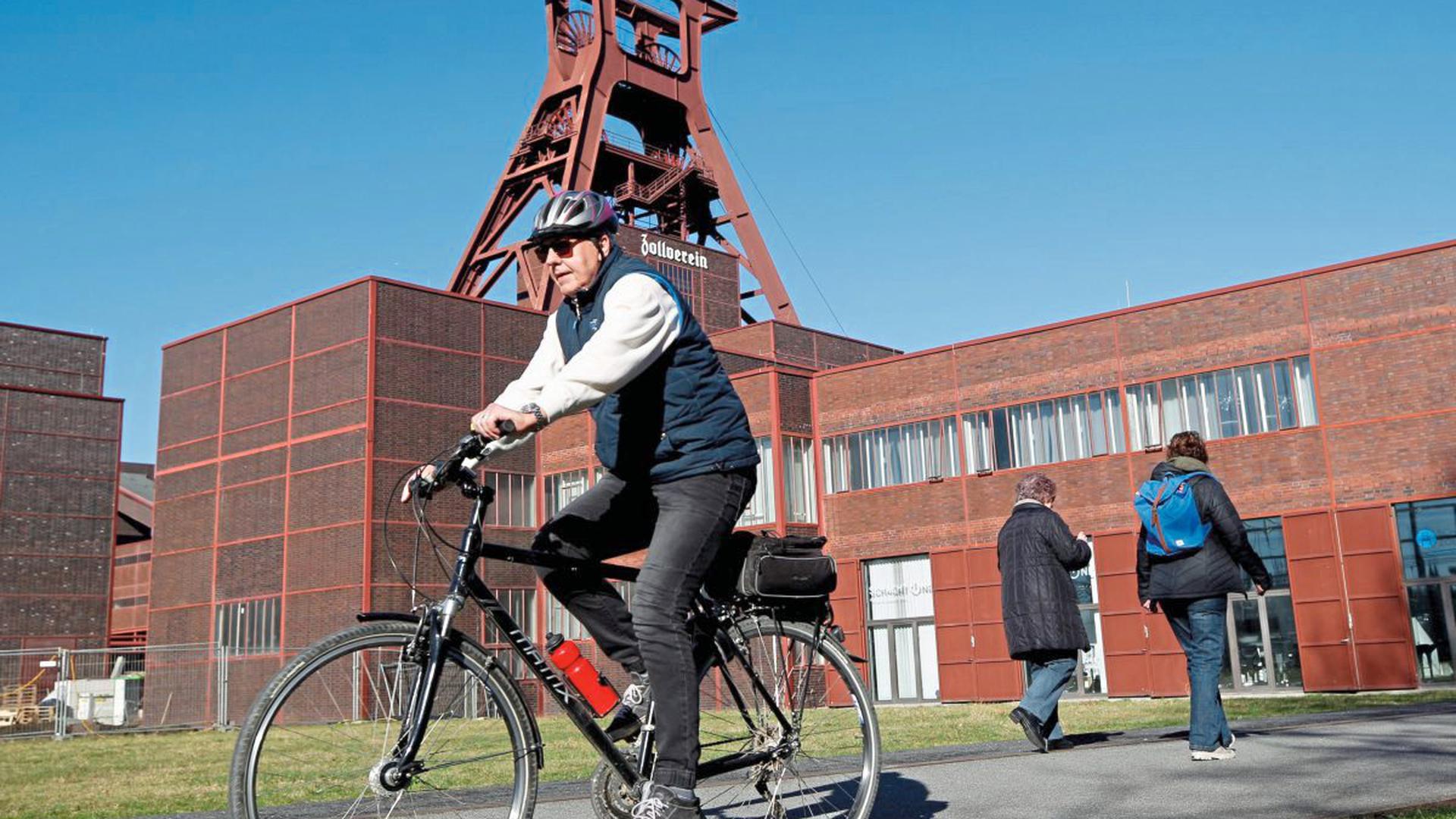 Radfahrer auf dem Gelände der Essener Zeche Zollverein.