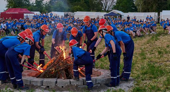 Die Jugendfeuerwehr des Landkreises Karlsruhe eröffnete ihr Zeltlager mit einem klassischen Lagerfeuer.