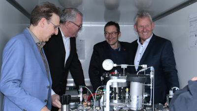 Die Projektpartner Prof. Volker Schulz (l.) und Konrad Weiß (r.) sorgen mit ihrem Wasserstofftankstellen-Modell auch bei den Landtagsabgeordneten Albrecht Schütte (CDU, 2. v.l.) und Hermann Katzenstein (Grüne) für Begeisterung.