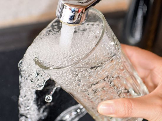 Am Wasserhahn in einer Küche wird ein Trinkglas mit Leitungswasser befüllt. (Zu dpa «Verwaltungsgericht verhandelt Klagen zur Hamburger Wasserentnahme») +++ dpa-Bildfunk +++