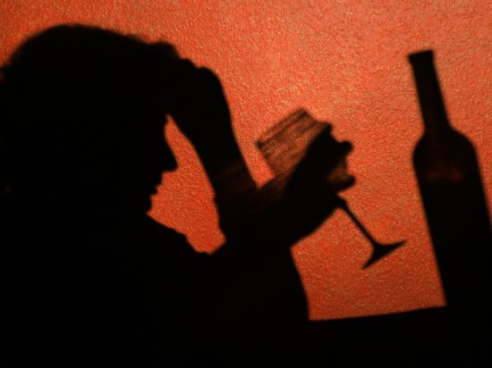  Der Schatten einer Frau, die ein Glas Wein trinkt, ist an der Wand in einer Kneipe in Frankfurt (Oder) zu erkennen, aufgenommen am 15.11.2006. Laut einer aktuellen Studie sterben Alkoholabhängige deutlich früher. 