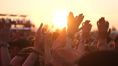 Besucher des Rock- und Popfestival Highfield vor der Bühne. Bis zum Sonntag sind mehr als 40 Bands zu erleben, die Veranstalter rechnen mit rund 35.000 Besuchern. +++ dpa-Bildfunk +++