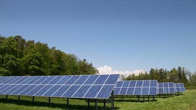 Über große Solarmodulflächen werden Sonnenstrahlen eingefangen und damit die ökologisch und ökonomisch günstigste Wärmequelle genutzt.