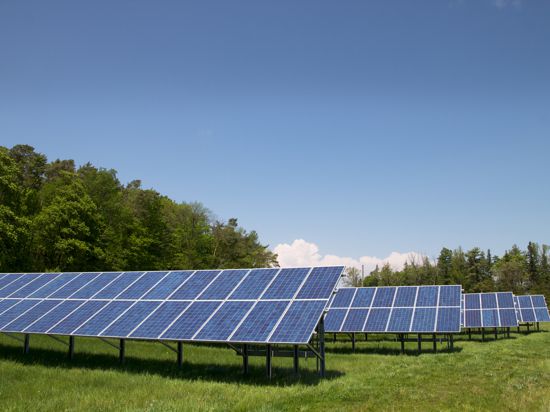 Über große Solarmodulflächen werden Sonnenstrahlen eingefangen und damit die ökologisch und ökonomisch günstigste Wärmequelle genutzt.