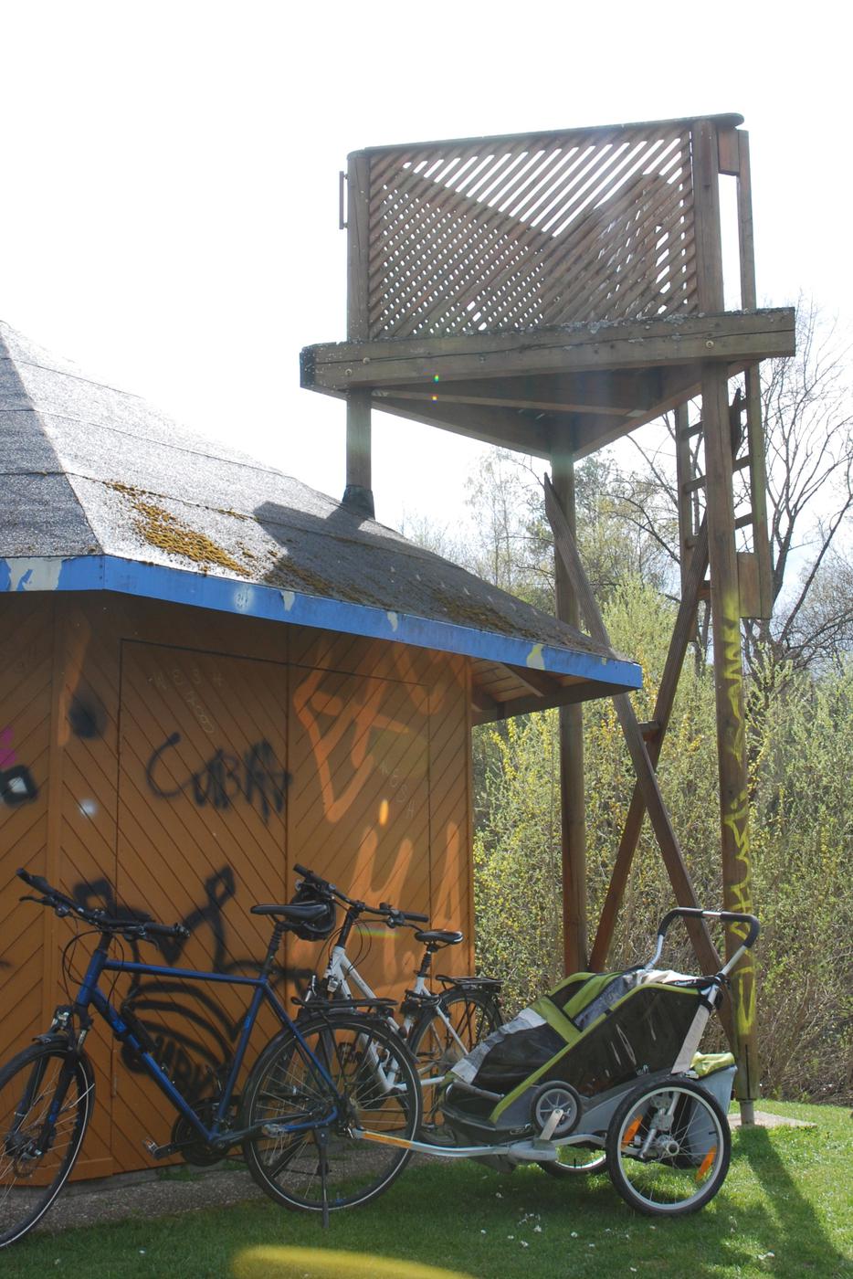 Ein Holzhaus und ein Ausblick sind die Wasserrettungsstation der Bruchsaler Ortsgruppe der DLRG am Baggersee Untergrombach.