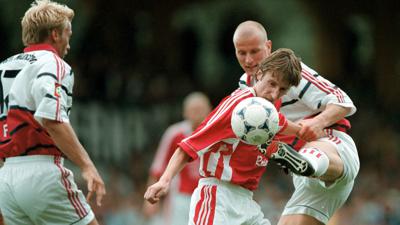 FC Forst gegen FC Bayern München, 14. Juli 1998; Carsten Jancker im Zweikampf mit Forsts Mathias Schäfer (vorne); links: Thorsten Fink