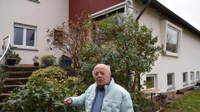 Norbert Weis, ein Ingenieur im Ruhestand, steht vor seinem großzügigen Einfamilienhaus, das er in den 60er-Jahren baute.