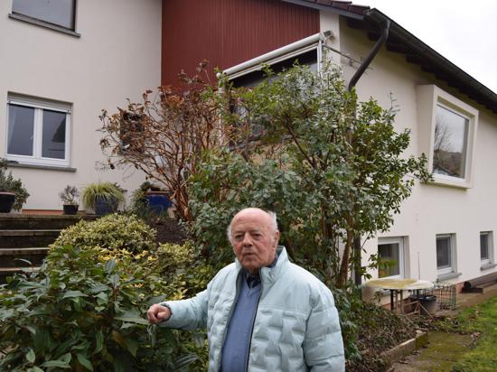 Norbert Weis, ein Ingenieur im Ruhestand, steht vor seinem großzügigen Einfamilienhaus, das er in den 60er-Jahren baute.