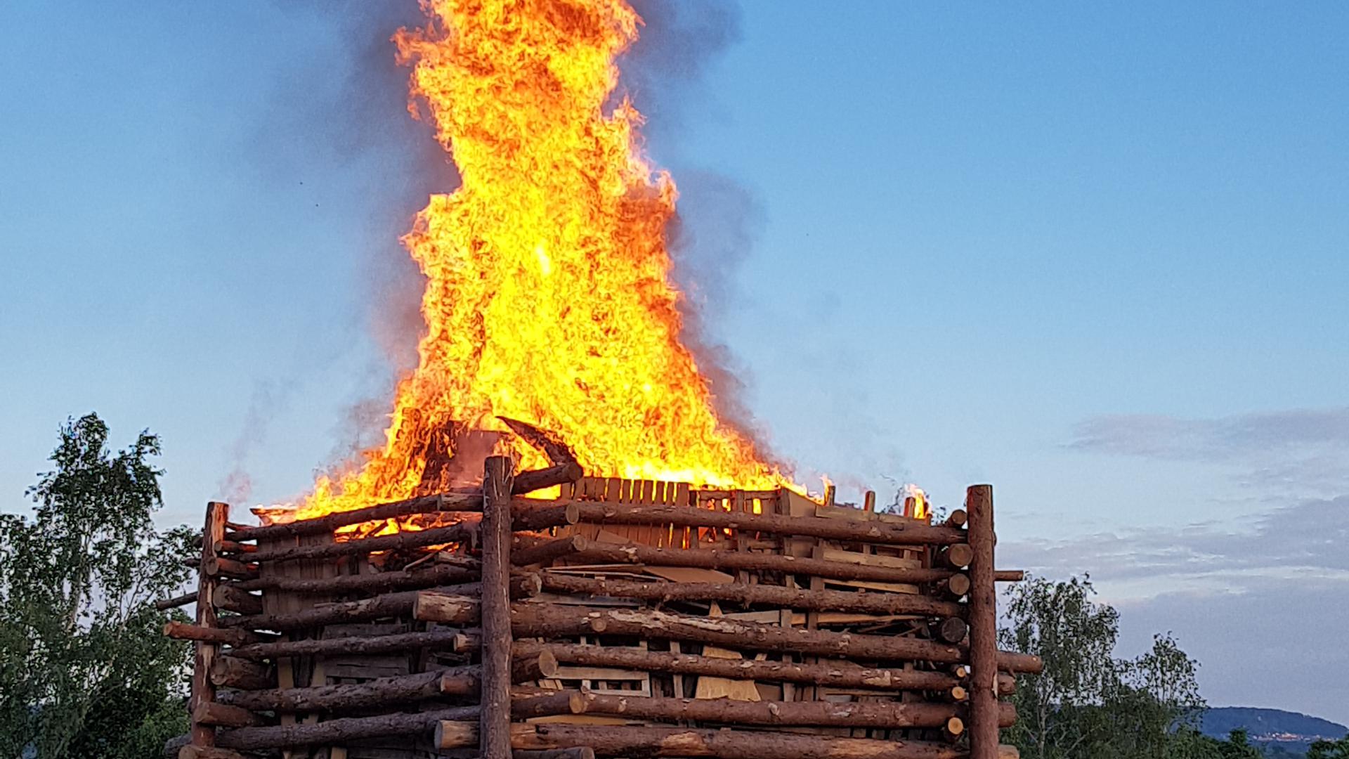 Ein Johannisfeuer bei EGJ Sulzfeld mit großen Flammen  
