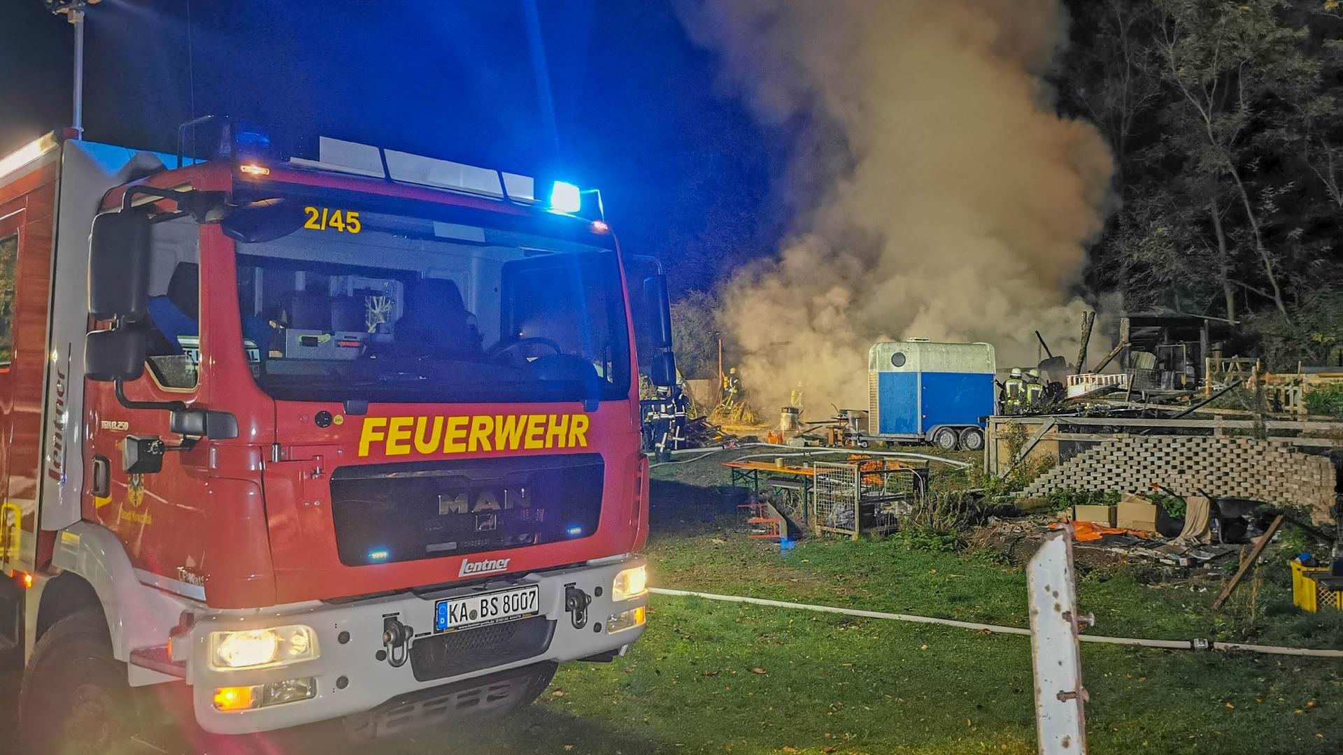 In der Nacht zum Montag, 9. November 2020, ist in Kraichtal ein Holzverschlag in Brand geraten.