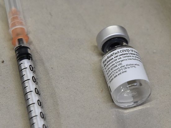 Eine Spritze und der Impfstoff von BionTech.
