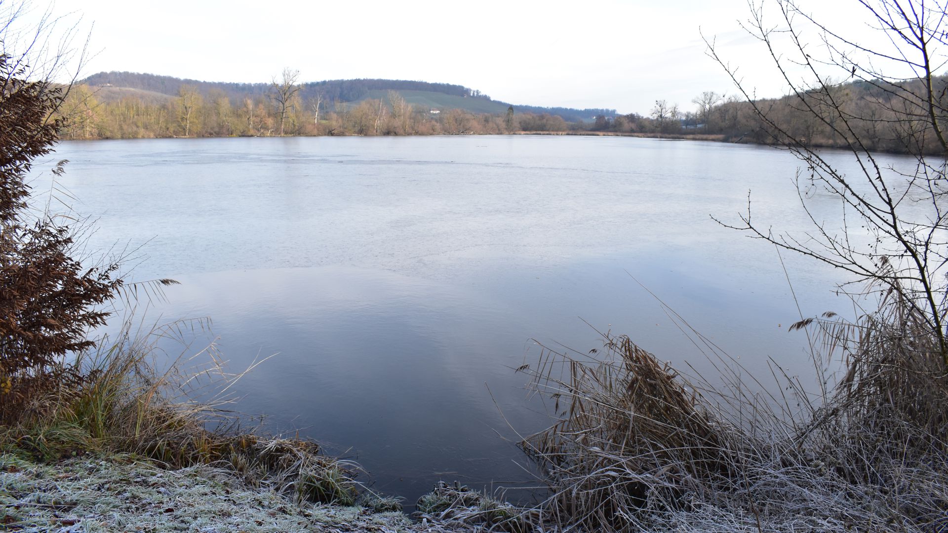 Der Aalkistensee friert im Winter manchmal zu. An ihm führt die Rundwanderung ab Kleinvillars unter anderem vorbei.
