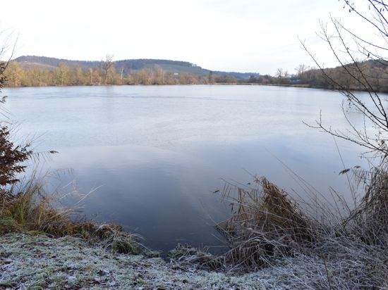 Der Aalkistensee friert im Winter manchmal zu. An ihm führt die Rundwanderung ab Kleinvillars unter anderem vorbei.