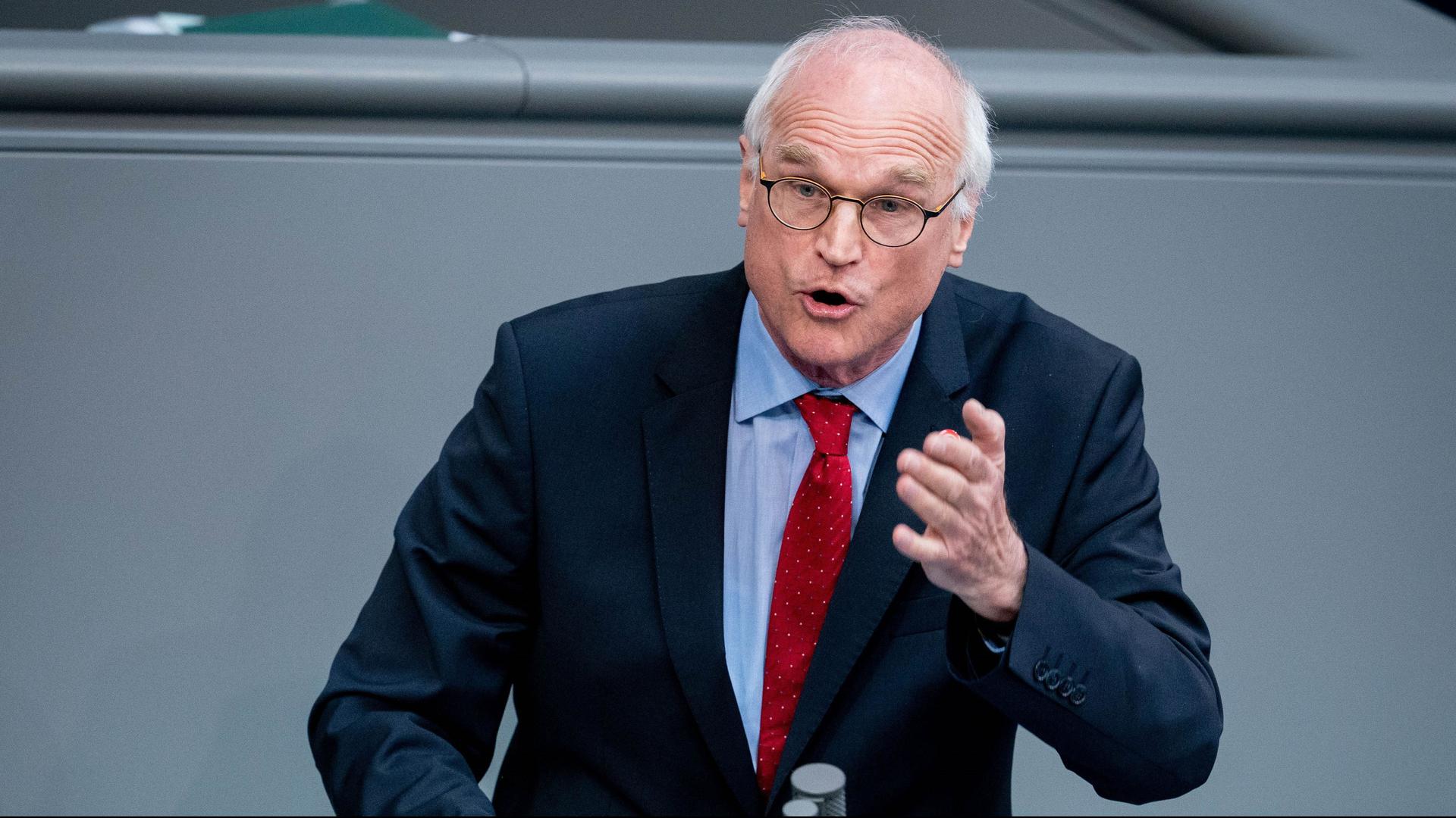 Lothar Binding (SPD) spricht während der 167. Sitzung des deutschen Bundestages zu den Abgeordneten. Thema ist die erste Lesung des Corona-Konjunkturpakets. +++ dpa-Bildfunk +++