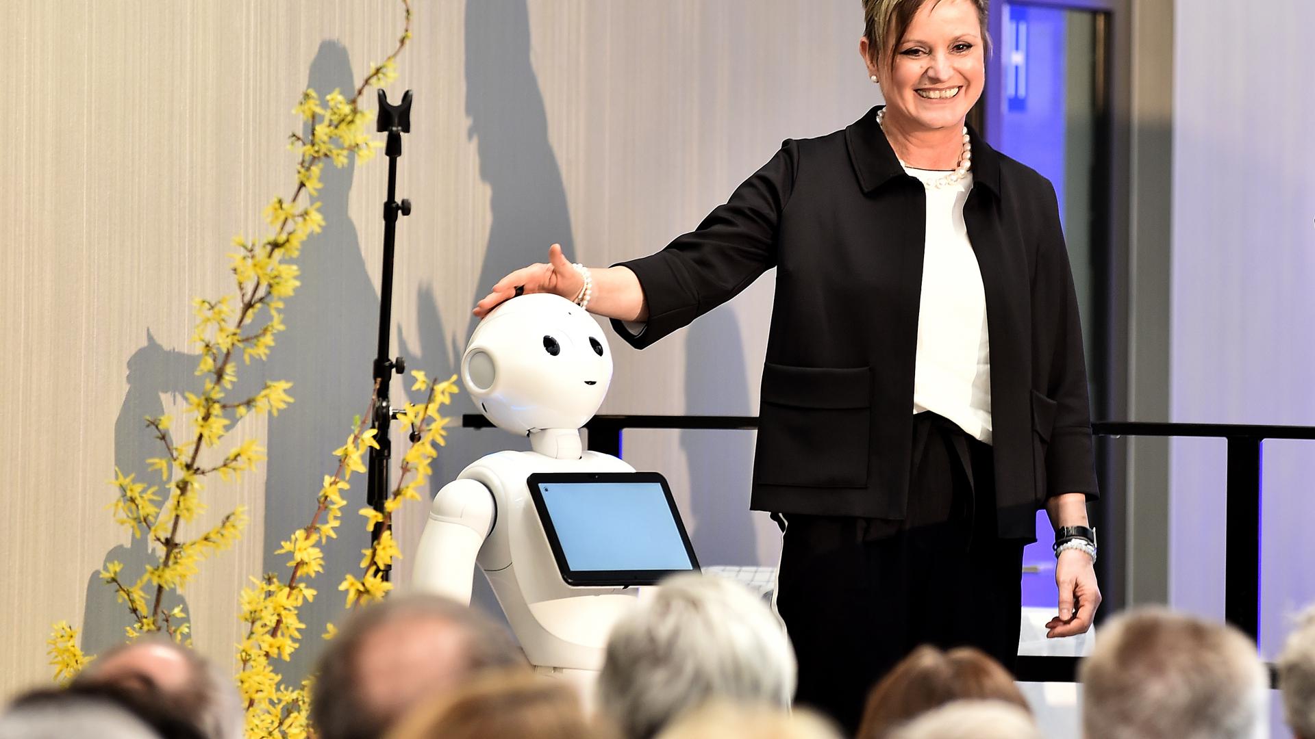 Regionaldirektorin Susanne Jansen versteht sich gut mit "Pepper", dem heimlichen Star der neuen Rechbergklinik. Das humanoide Robotermädchen soll die Patienten unterhalten und informieren.