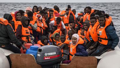 Dicht gedrängt: Wie die Menschen auf diesem Archivbild sind Alaa Mustafa und ihr Mann 2015 in einem Schlauchboot übers Mittelmeer nach Europa gekommen.