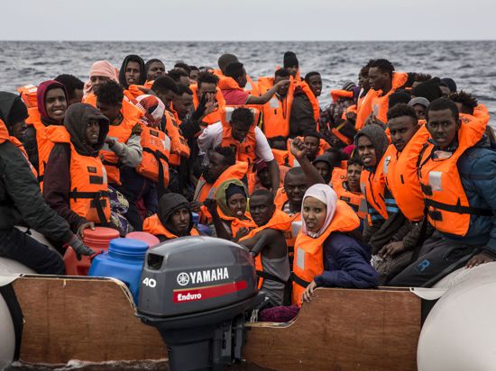 Dicht gedrängt: Wie die Menschen auf diesem Archivbild sind Alaa Mustafa und ihr Mann 2015 in einem Schlauchboot übers Mittelmeer nach Europa gekommen.