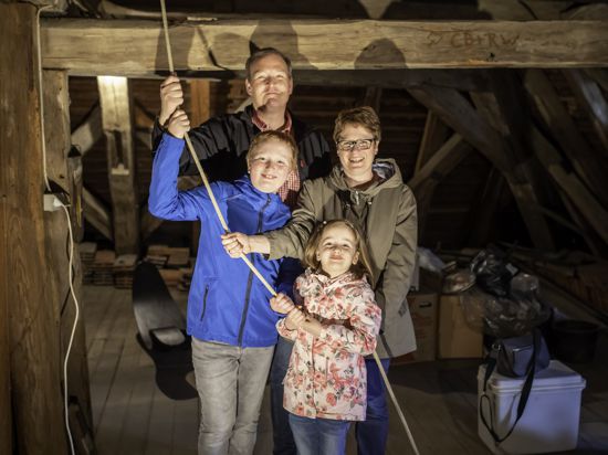 Julia und Holger Lux und ihre Kinder Madita und Yannick durften zum ersten Mal an dem Seil der Glocke ziehen