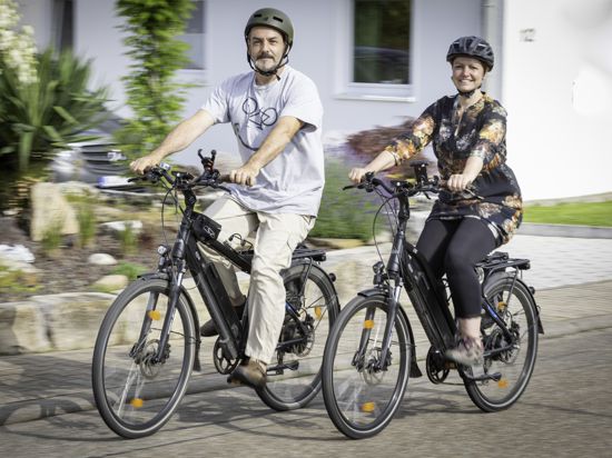 Schnell unterwegs sind Gerald und Claudia Herr. Sie genießen die neuen Freiheiten durch ihr E-Bike.
