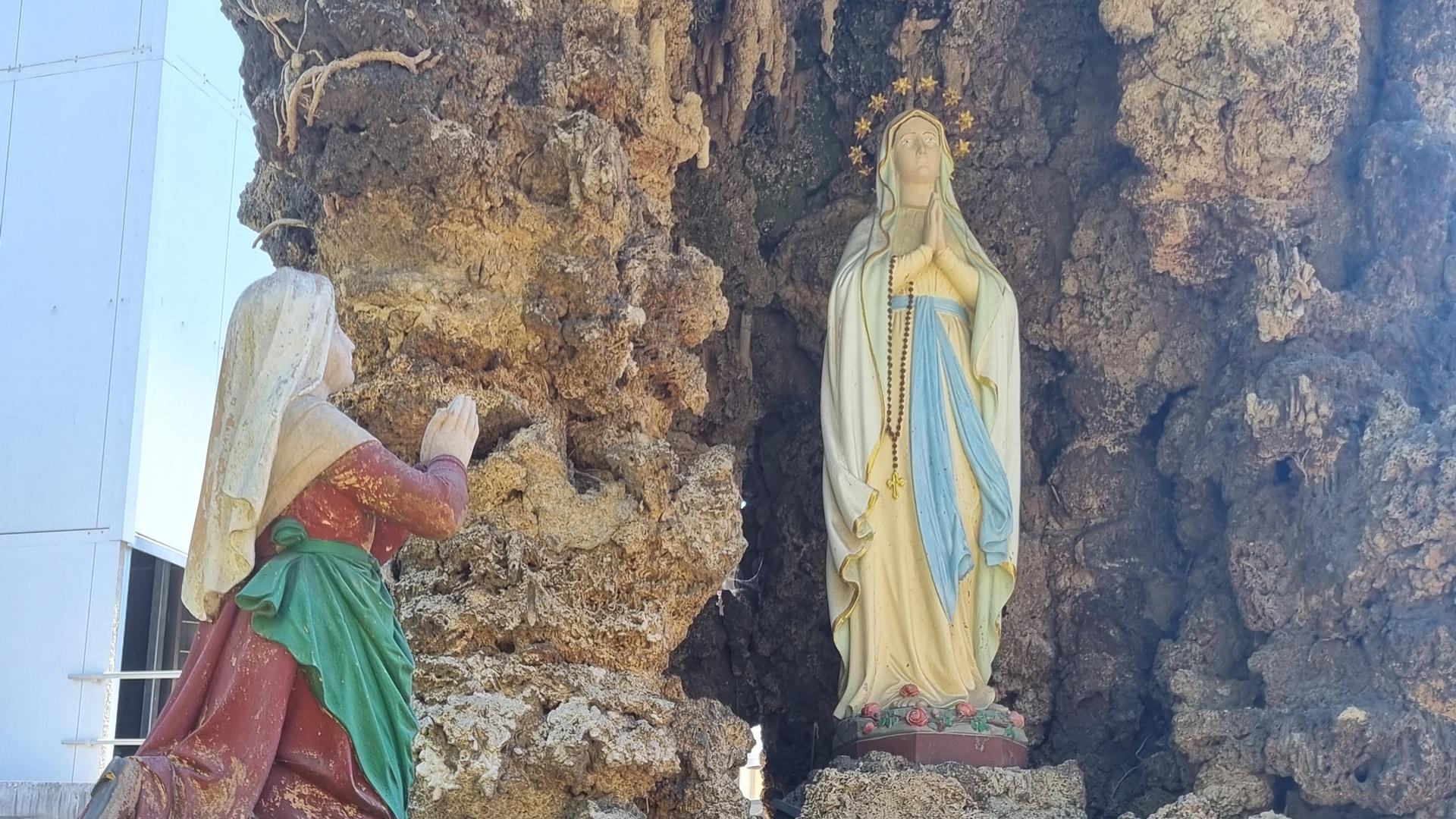 Mariengrotte im Kirchhof der Kirche Sankt Mauritius in Neibsheim. In früheren Tagen floss hier einst Wasser. Die beiden Figuren zeigen Gebet und Heilung.