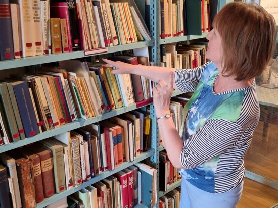 Die „Herrin“ der Bücher. Gerta Bauder kümmert sich um die Bestände der Bibliothek und hält bisweilen bemerkenswerte Raritäten in ihren Händen. 