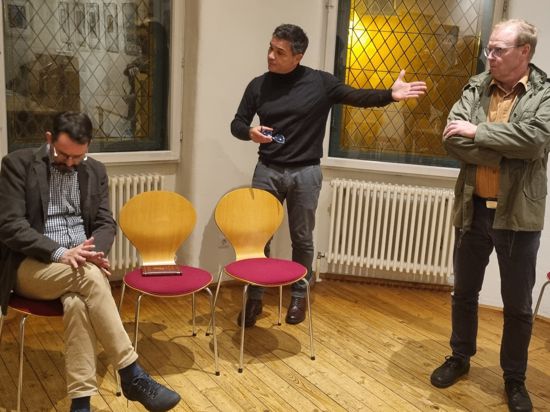 Serge ( Dirk Fütterer, Mitte ) macht Marc ( Frank Ebeling, links )Vorwürfe und stellt sich auf die Seite von Yvan ( Uwe Wicklow, rechts ).