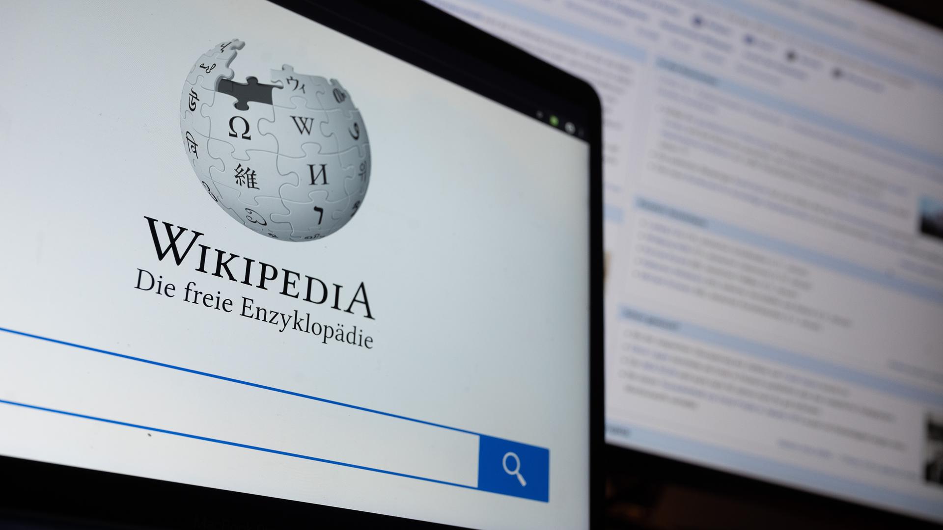 Die Startseite mit dem Logo der deutschsprachigen Internet-Enzyklopädie Wikipedia ist auf einem Laptop angezeigt. Im Hintergrund ist die Hauptseite zu sehen. Das Projekt wurde am 15. Januar 2001 gegründet. +++ dpa-Bildfunk +++